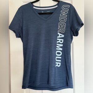 Under Armour Women's V-Neck Shirt
Size Medium